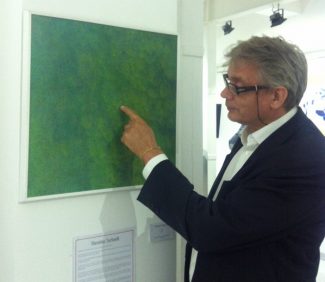Massimo-Turlinelli-con-una-sua-opetra-e1723624341626-325x282