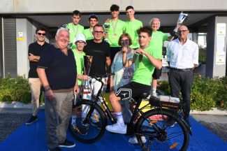 Papa-Elio-Gran-Premio-GiorgioMare-26082024-premiazione-con-rappresentativa-lombarda-325x216