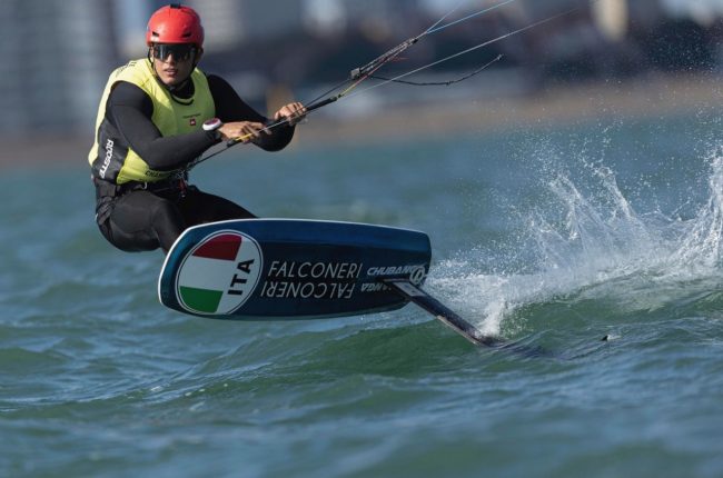Riccardo-Pianosi-azzurro-del-Formula-Kite-a-Parigi-2024-650x430