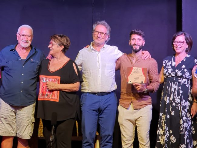 vincitore-con-sindaco-assessore-direttore-artistico-e-segretaria-gat-marche