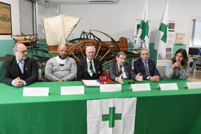 donazione-mezzo-banca-macerata-croce-verde-macerata-perrone-ciminari-bartolucci-tartuferi-cavallini-falcetta-civitanova-FDM-1-650x433