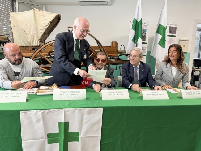 donazione-mezzo-banca-macerata-croce-verde-macerata-perrone-ciminari-bartolucci-tartuferi-cavallini-falcetta-civitanova-FDM-2-650x488