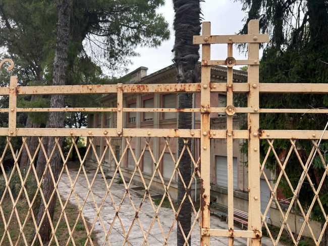 ex-dispensario-in-via-Dei-Velini-Macerata-dal-cancello-esterno