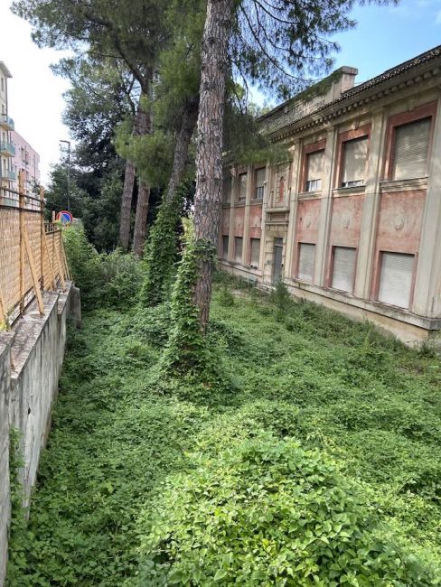 ex-dispensario-in-via-Dei-Velini-in-alcuni-periodi-dellanno-