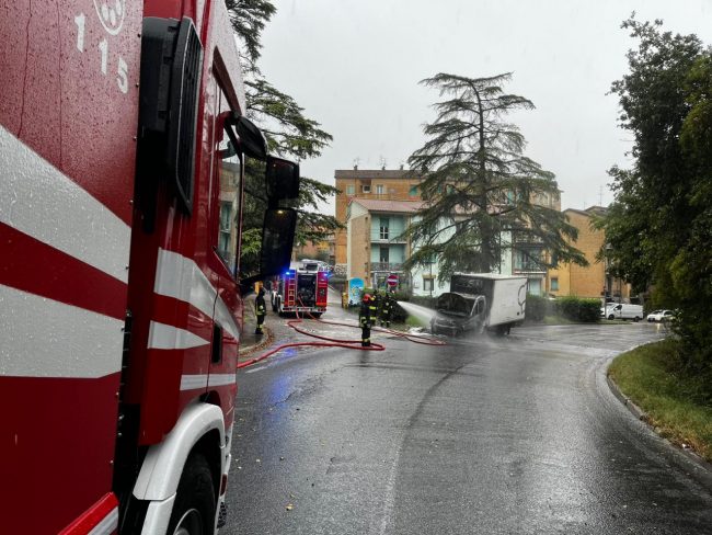 furgone_fuoco_cimitero-1-650x488