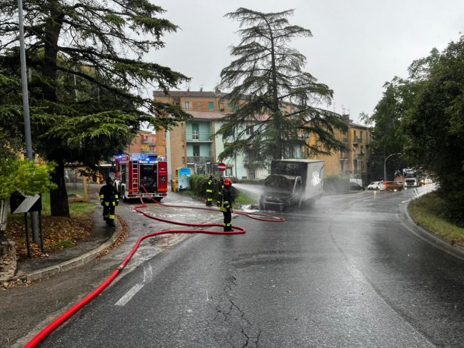 furgone_fuoco_cimitero-3-650x488