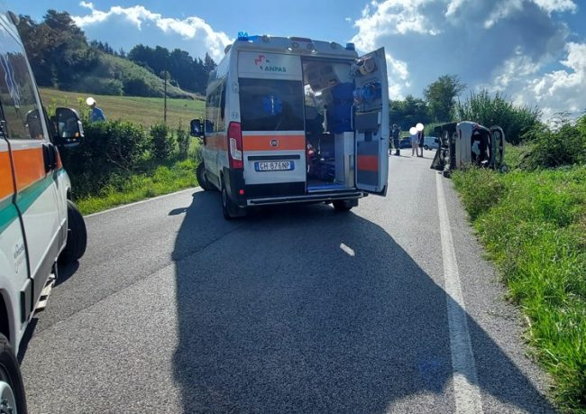 incidente-san-girio-auto-ribaltata-1-650x459