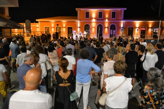 ribelli-dentro-piazzale-stazione-carlucci-civitanova-FDM-1-650x433
