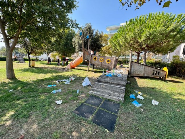 rifiuti-parco-civitanova2-650x488