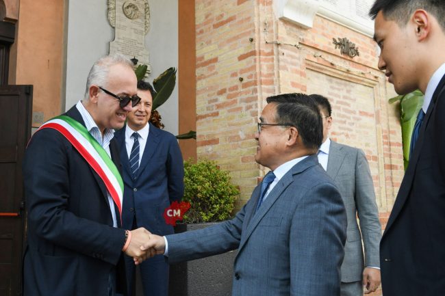 visita-ambasciatore-cinese-in-comune-ciarapica-civitanova-FDM-1-650x433