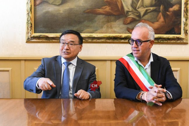 visita-ambasciatore-cinese-in-comune-ciarapica-civitanova-FDM-2-650x434