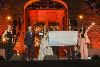 Anna-Castiglia-Vincitrice-Assoluta-Musicultura-2024-Premio-Banca-Macerata-20-mila-euro-con-Di-Domenico-Turci-e-Cavallini-1-325x217