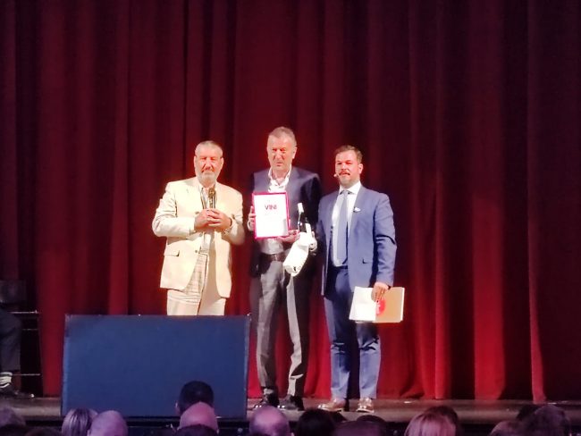 Il-Presidente-Antonio-Centocanti-e-lenologo-Roberto-Potentini-ritirano-il-premio