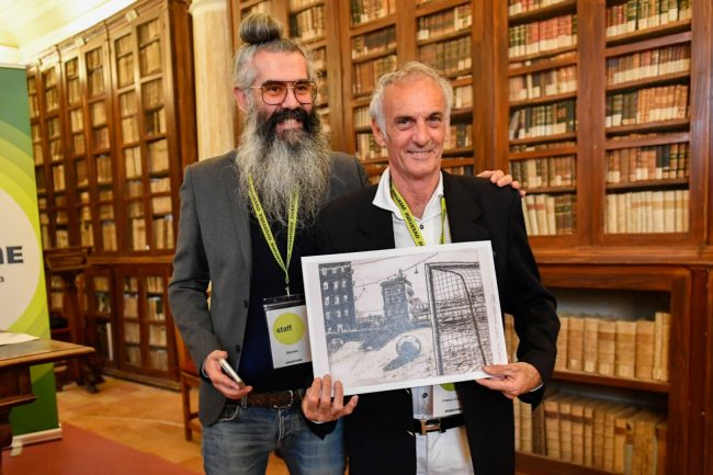 Il-direttore-artistico-di-Overtime-Michele-Spagnuolo-premia-Franco-Uncini
