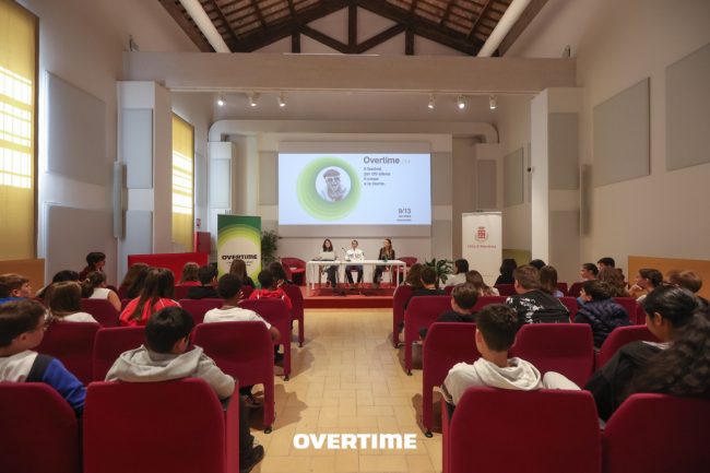 Il-ginnasta-Matteo-Levantesi-ospite-di-una-delle-proiezioni-di-Overtime-Film-Festival-insieme-agli-studenti-maceratesi