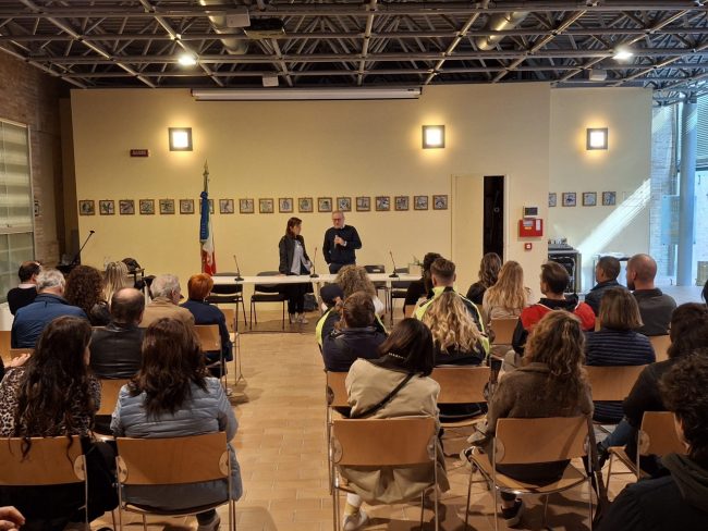 Il-saluto-della-segretaria-la-dott.ssaFabiola-Caprari-e-il-sindaco-Capponi-2-650x488