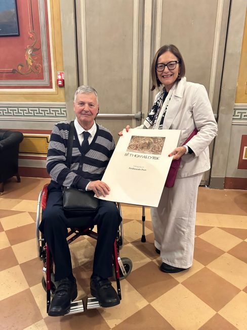 Mercuri-consegna-al-consigliere-regionale-Menghi-lincisione