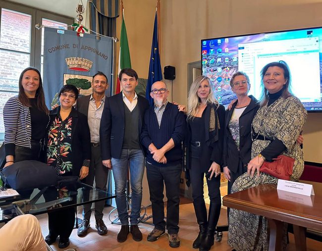 Sindaco-Calamita-Vicesindaco-Montecchiarini-Ass-Arcangeli-con-i-membri-della-giuria-del-Concorso-CeramicAppignano