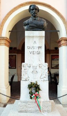 Verdi_statua