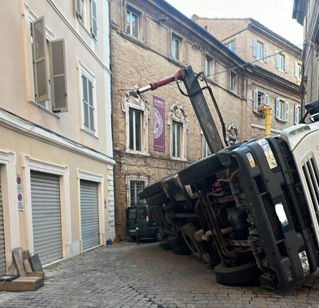 camion-ribaltato-via-crescimbeni-1