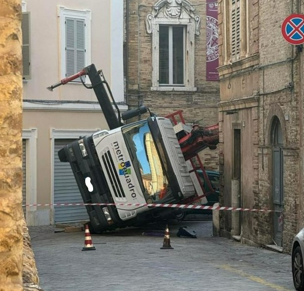 camion-ribaltato-via-crescimbeni-2
