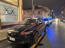 Picchia un uomo  e poi prende a sassate il parabrezza