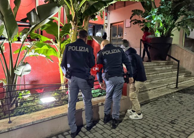 controlli-interforze-discoteca-donoma-polizia-corso-garibaldi-civitanova-FDM-11-650x461