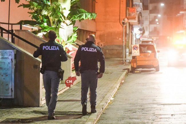 controlli-interforze-discoteca-donoma-polizia-corso-garibaldi-civitanova-FDM-4-650x433