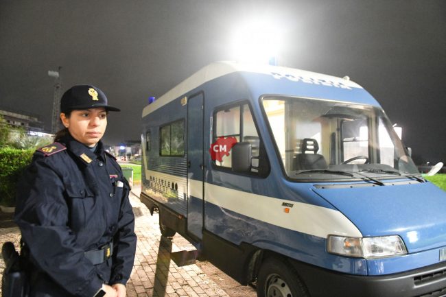 controlli-polstrada-camper-esami-stupefacenti-notte-etilometro-statale-adriatica-via-martiri-di-belfiore-civitanova-FDM-1-650x433