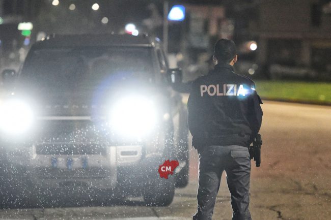 controlli-polstrada-notte-etilometro-statale-adriatica-via-martiri-di-belfiore-civitanova-FDM-3-650x433