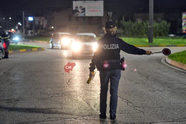 controlli-polstrada-notte-etilometro-statale-adriatica-via-martiri-di-belfiore-civitanova-FDM-6-650x433
