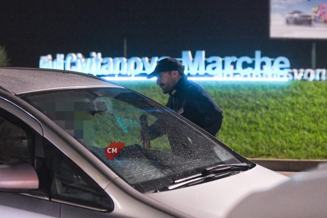 controlli-polstrada-notte-etilometro-statale-adriatica-via-martiri-di-belfiore-civitanova-FDM-7-650x433