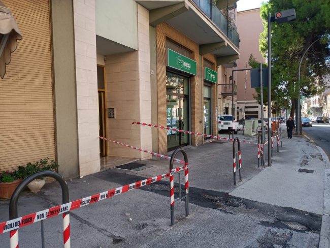 crolli-balcone-via-roma5_censored-650x488