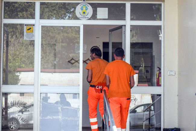 sgombero-ex-sede-croce-azzurra-operai-via-argentina-porto-recanati-FDM-3-650x433