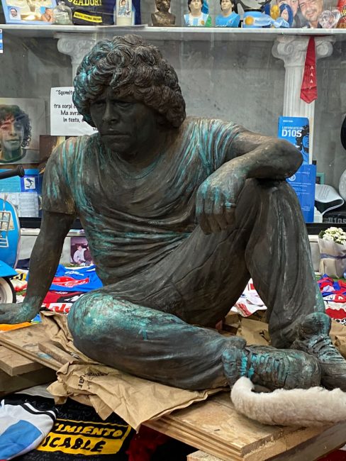 statua-maradona-3-488x650
