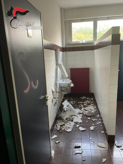 vandali-scuola-matelica-1-488x650