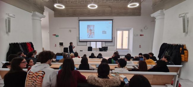 Achille-Lauro-a-lezione-con-gli-student_Dipartimento-di-Economia-e-Diritto-Unimc
