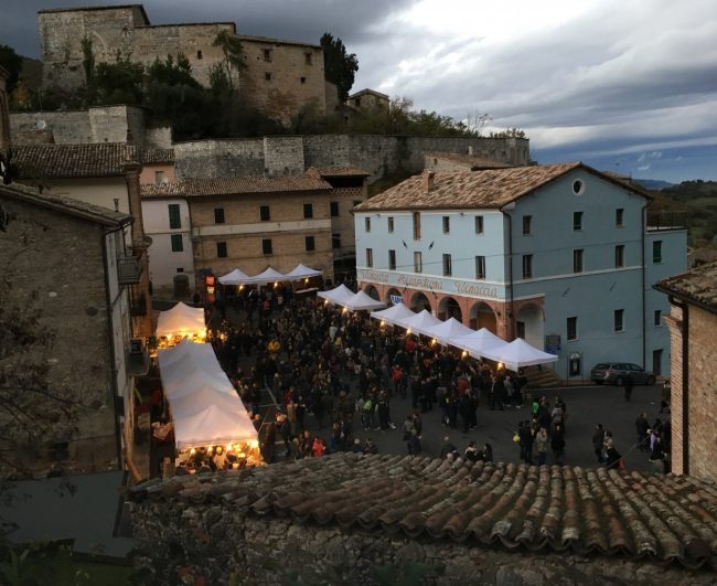 Appassimenti-aperti_la-piazza_3-650x531