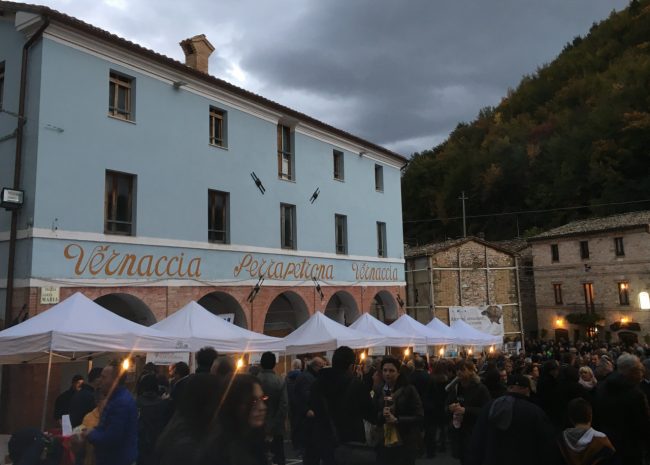 Appassimenti-aperti_la-piazza_Serrapetrona