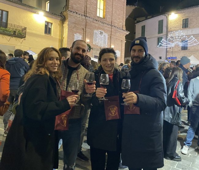 Appassimenti-sindaca-Pinzi-brinda-con-visitatori