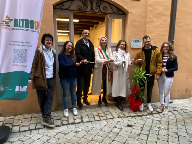 Inaugurazione-Altrove_taglio-nastro