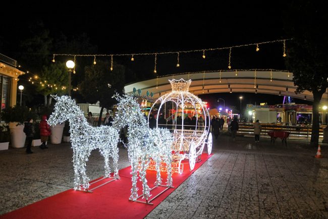 accensione-lumianrie-natalizie-2024-lido-cluana-varco-sul-mare-civitanova-FDM-3-650x434