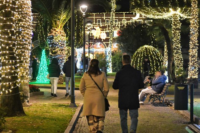 accensione-lumianrie-natalizie-2024-piazza-xx-settembre-e-giardini-civitanova-FDM-10-650x433