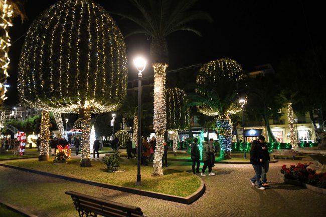 accensione-lumianrie-natalizie-2024-piazza-xx-settembre-e-giardini-civitanova-FDM-11-650x433