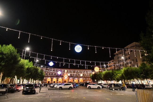 accensione-lumianrie-natalizie-2024-piazza-xx-settembre-e-giardini-civitanova-FDM-13-650x433
