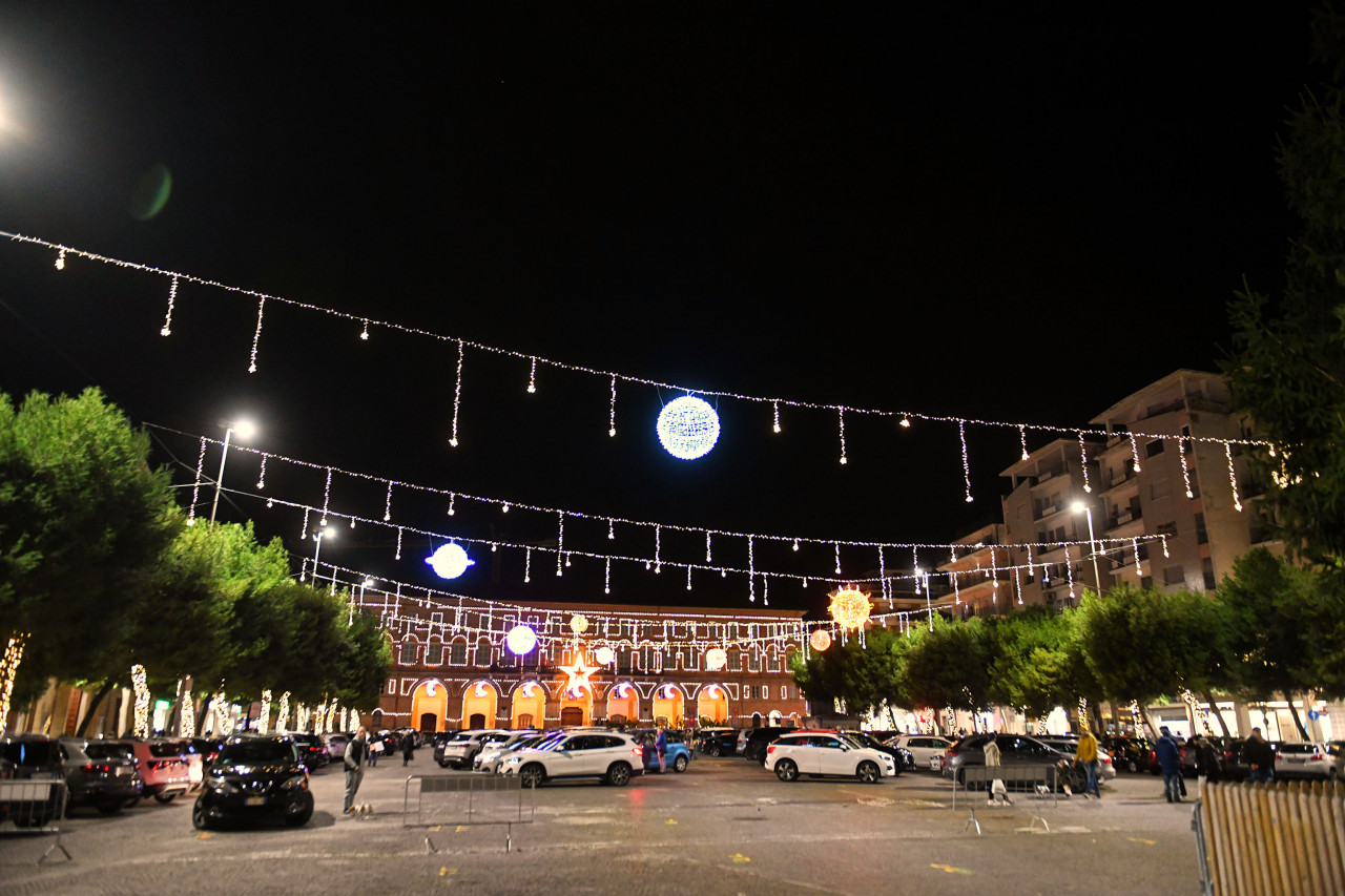 accensione-lumianrie-natalizie-2024-piazza-xx-settembre-e-giardini-civitanova-FDM-13