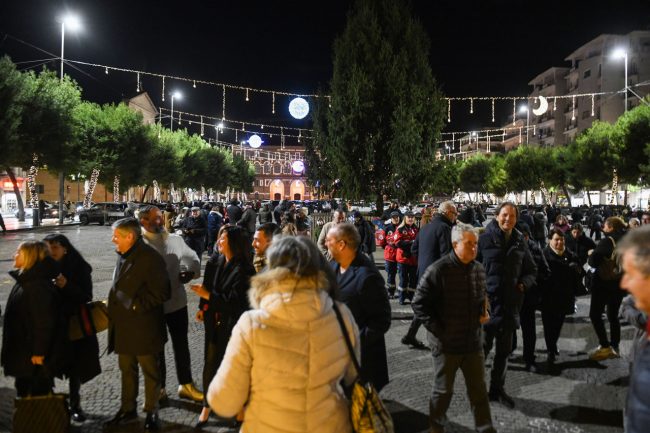accensione-lumianrie-natalizie-2024-piazza-xx-settembre-e-giardini-civitanova-FDM-5-650x433