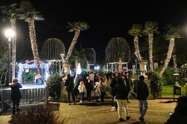 accensione-lumianrie-natalizie-2024-piazza-xx-settembre-e-giardini-civitanova-FDM-6-650x433