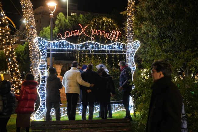 accensione-lumianrie-natalizie-2024-piazza-xx-settembre-e-giardini-civitanova-FDM-7-650x433