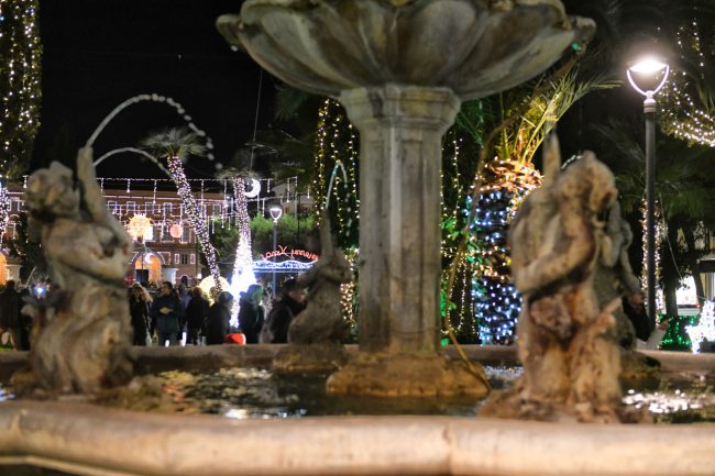 accensione-lumianrie-natalizie-2024-piazza-xx-settembre-e-giardini-civitanova-FDM-8-650x433